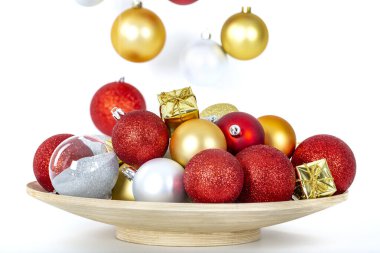 Beyaz arka planda güzel Noel süslemeleri. Yeni Yıl ve Mutlu Noeller!