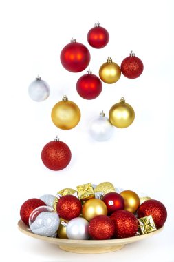 Beyaz arka planda güzel Noel süslemeleri. Yeni Yıl ve Mutlu Noeller!