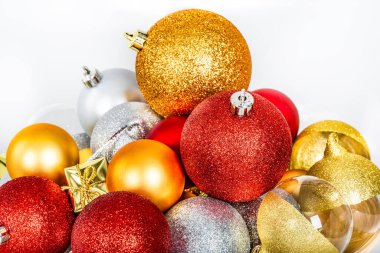 Beyaz arka planda güzel Noel süslemeleri. Yeni Yıl ve Mutlu Noeller!