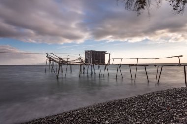 Gün batımında sahilde iskele.