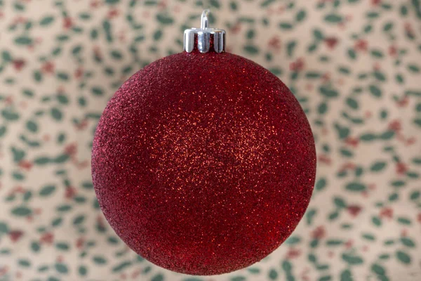 Κόκκινη Χριστουγεννιάτικη Μπάλα Κοντά — Φωτογραφία Αρχείου