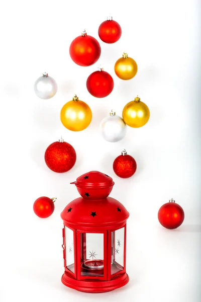 Schöne Weihnachtskugeln Und Laterne Auf Weißem Hintergrund Neues Jahr Und — Stockfoto