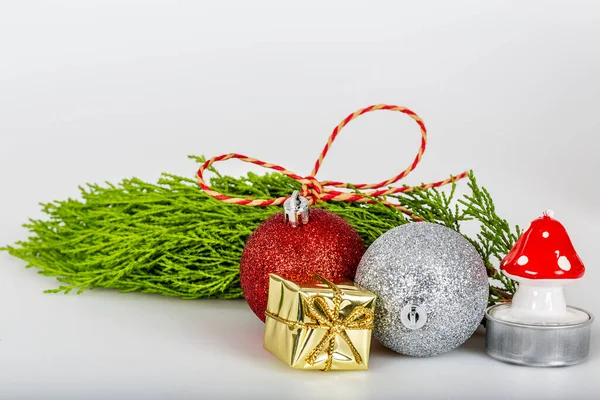 Schöner Weihnachtsschmuck Und Baumzweig Auf Weißem Hintergrund Neues Jahr Und — Stockfoto