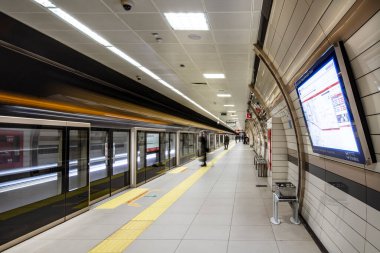 İstanbul, Türkiye - 21 Aralık 2018; İstanbul Metro 'nun içi, Uskudar - Cekmekoy arasındaki M5 hattı. 