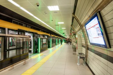 İstanbul, Türkiye - 21 Aralık 2018; İstanbul Metro 'nun içi, Uskudar - Cekmekoy arasındaki M5 hattı. 