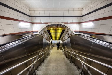 İstanbul, Türkiye - 21 Aralık 2018; İstanbul Metro 'nun içi, Uskudar - Cekmekoy arasındaki M5 hattı. 