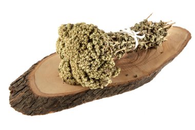 Beyaz arka planda kurumuş kekik ve kekik demeti.