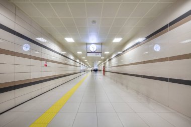 İstanbul metrosu. İstanbul metrosunun bir bölümü İstanbul 'da metroyla sağlanıyor..