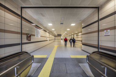 İstanbul, Türkiye - 21 Aralık 2018; İstanbul Metro 'nun içi, Uskudar - Cekmekoy arasındaki M5 hattı. 
