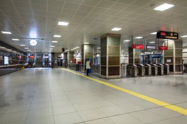 İstanbul, Türkiye - 21 Aralık 2018; İstanbul Metro 'nun içi, Uskudar - Cekmekoy arasındaki M5 hattı. 