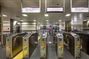 İstanbul, Türkiye - 21 Aralık 2018; İstanbul Metro 'nun içi, Uskudar - Cekmekoy arasındaki M5 hattı. 