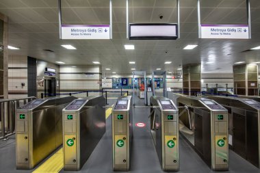 İstanbul, Türkiye - 21 Aralık 2018; İstanbul Metro 'nun içi, Uskudar - Cekmekoy arasındaki M5 hattı. 