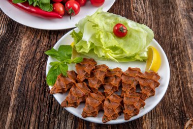 Cig kofte, Türk ve Ermeni mutfağında çiğ et yemeği. Türk sigarası 