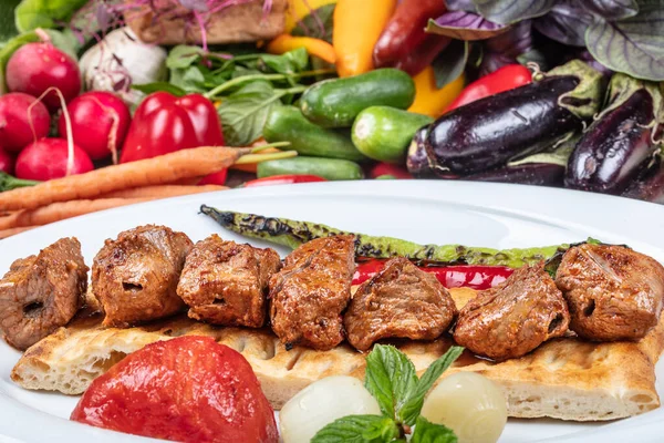 Gegrilltes Fleisch Mit Gemüse Und Kräutern — Stockfoto