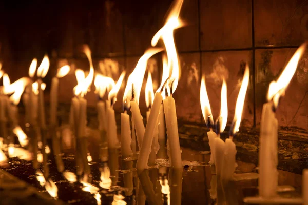 Visite Temple Église Pour Allumer Les Bougies Sur Stand — Photo