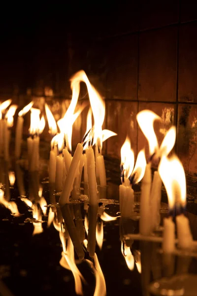 Visite Temple Église Pour Allumer Les Bougies Sur Stand — Photo