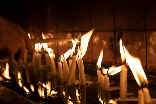 Visita Tempio Chiesa Accendere Candele Sullo Stand — Foto Stock