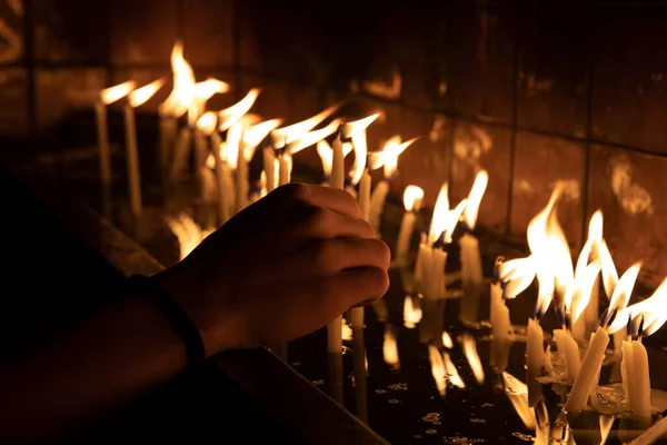 Visite Temple Église Pour Allumer Les Bougies Sur Stand — Photo