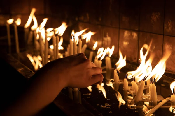 Visita Tempio Chiesa Accendere Candele Sullo Stand — Foto Stock