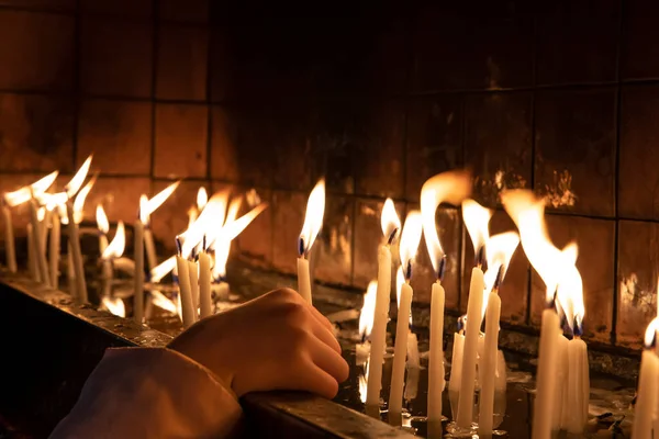 参观庙宇 点亮看台上的蜡烛 — 图库照片
