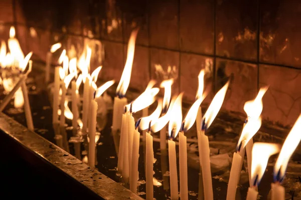 Odwiedź Świątynię Kościół Aby Zapalić Świece Stoisku — Zdjęcie stockowe