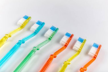 beyaz arkaplanda izole edilmiş diş fırçası