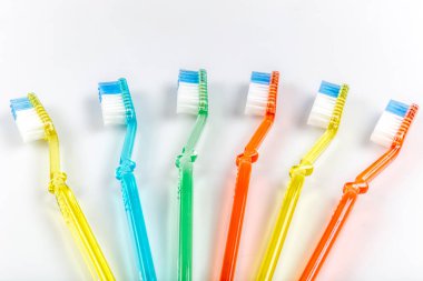 beyaz arkaplanda izole edilmiş diş fırçası