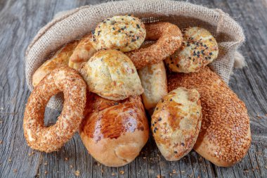 Türk hamur işi ürünü, lezzetli pogaca. Türk Pastaları; pogaca, borek, acma, ay coregi pastane vitrininde.