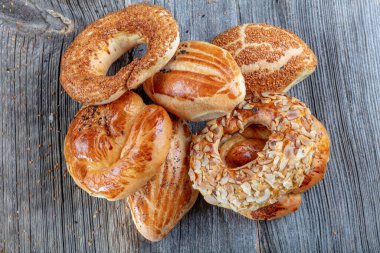 Türk hamur işi ürünü, lezzetli pogaca. Türk Pastaları; pogaca, borek, acma, ay coregi pastane vitrininde.