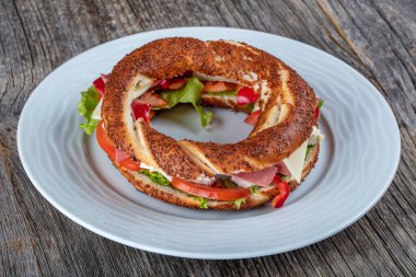 Peynirli, domatesli ve salatalıklı Türk Simit Sandviçi.