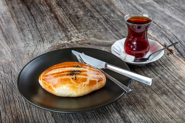 Pastelaria Turca Pogaca Com Chá Cay Superfície Madeira Padaria Tradicional — Fotografia de Stock