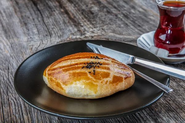 Pastelaria Turca Pogaca Com Chá Cay Superfície Madeira Padaria Tradicional — Fotografia de Stock