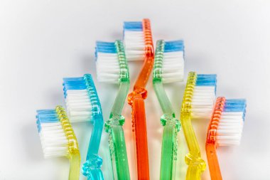 beyaz arkaplanda izole edilmiş diş fırçası