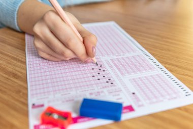 Cevap sayfalarında seçili kalem çizimi. Muayene kağıdını ve kalemini elle doldurun..