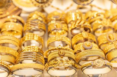 İstanbul, Türkiye -1 Ocak 2019; Bir kuyumcunun vitrinindeki altın aksesuarlar. Türk kuyumcu İstanbul.