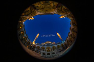 İstanbul, Türkiye-8 Temmuz 2013; Ramazan Ramazan Ramazan Camii Mahya (Ramazan Berekettir) Süleyman Camii 'nin minareleri arasında yazıldı ve asıldı. Mahya özellikle ramazan ayında ışıkla yazacak..