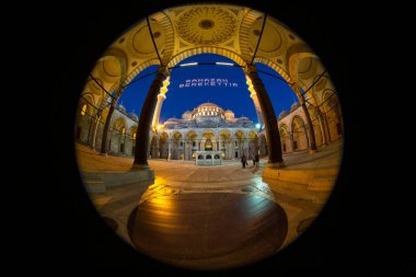 İstanbul, Türkiye-8 Temmuz 2013; Ramazan Ramazan Ramazan Camii Mahya (Ramazan Berekettir) Süleyman Camii 'nin minareleri arasında yazıldı ve asıldı. Mahya özellikle ramazan ayında ışıkla yazacak..