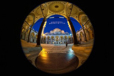 İstanbul, Türkiye-8 Temmuz 2013; Ramazan Ramazan Ramazan Camii Mahya (Ramazan Berekettir) Süleyman Camii 'nin minareleri arasında yazıldı ve asıldı. Mahya özellikle ramazan ayında ışıkla yazacak..