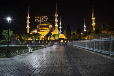 Mahya, Ramazan ayındaki Mavi Cami Minareleri arasında yer alıyor. Yeni Cami 'nin minareleri arasında 