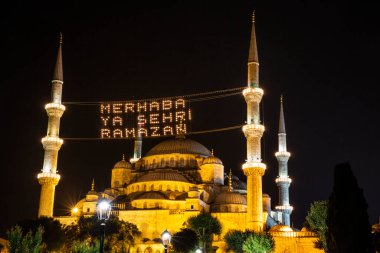 Mahya, Ramazan ayındaki Mavi Cami Minareleri arasında yer alıyor. Yeni Cami 'nin minareleri arasında 
