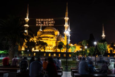 Mahya, Ramazan ayındaki Mavi Cami Minareleri arasında yer alıyor. Yeni Cami 'nin minareleri arasında 