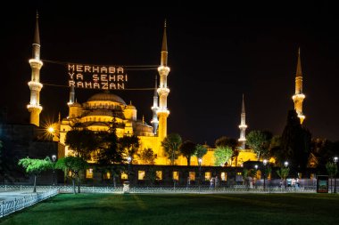 Mahya, Ramazan ayındaki Mavi Cami Minareleri arasında yer alıyor. Yeni Cami 'nin minareleri arasında 