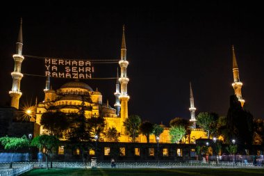 Mahya, Ramazan ayındaki Mavi Cami Minareleri arasında yer alıyor. Yeni Cami 'nin minareleri arasında 