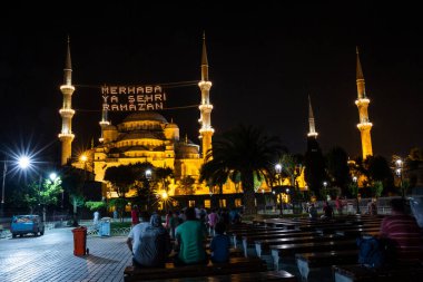 Mahya, Ramazan ayındaki Mavi Cami Minareleri arasında yer alıyor. Yeni Cami 'nin minareleri arasında 