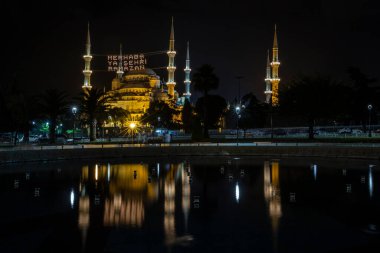 Mahya, Ramazan ayındaki Mavi Cami Minareleri arasında yer alıyor. Yeni Cami 'nin minareleri arasında 