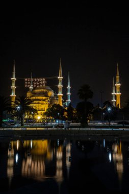 Mahya, Ramazan ayındaki Mavi Cami Minareleri arasında yer alıyor. Yeni Cami 'nin minareleri arasında 