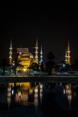 Mahya, Ramazan ayındaki Mavi Cami Minareleri arasında yer alıyor. Yeni Cami 'nin minareleri arasında 