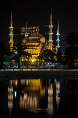 Mahya, Ramazan ayındaki Mavi Cami Minareleri arasında yer alıyor. Yeni Cami 'nin minareleri arasında 