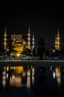 Mahya, Ramazan ayındaki Mavi Cami Minareleri arasında yer alıyor. Yeni Cami 'nin minareleri arasında 
