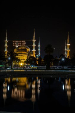 Mahya, Ramazan ayındaki Mavi Cami Minareleri arasında yer alıyor. Yeni Cami 'nin minareleri arasında 